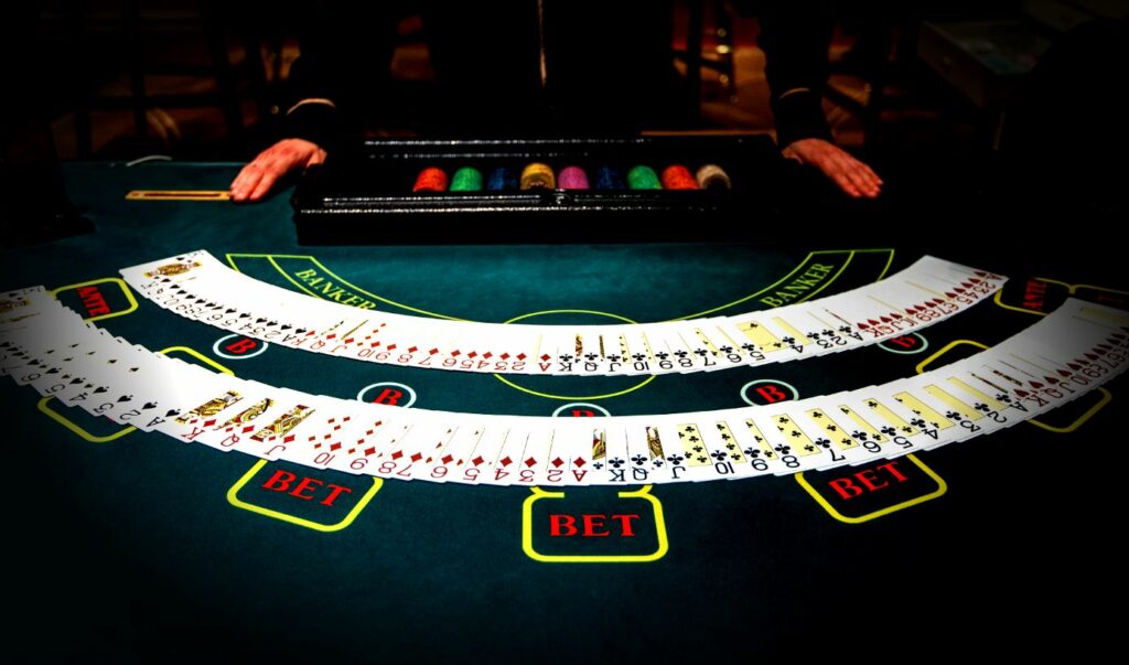 Blackjack Strategie an einem Tisch im Casino in Las Vegas